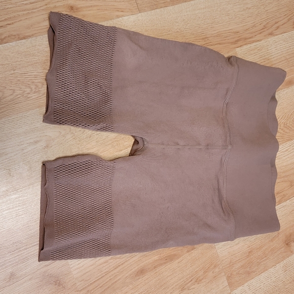 Fabletics shorts set - Picture 2 of 8